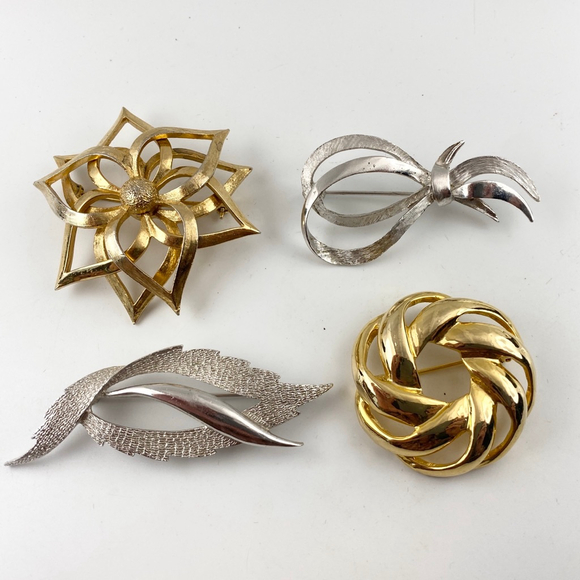 Vintage Goldtone Silvertone Brooch Lot Coro, Trifari Style Jewelry Lot. - Picture 5 of 6